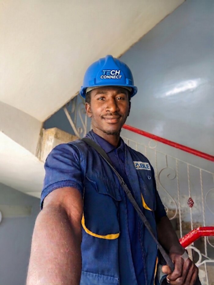 Technicien Tech Connect sur le terrain, casque de chantier